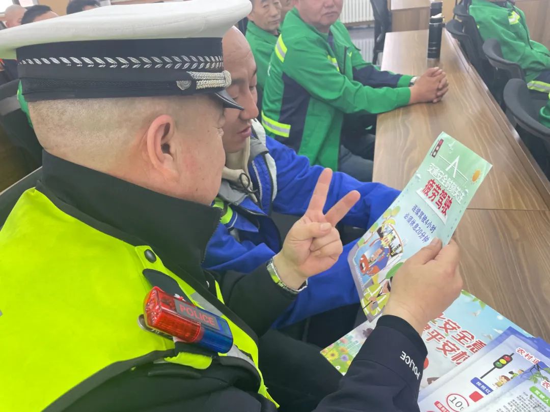 “荧光绿”守护“环卫橙” 青城交警为环卫工人“话安全”