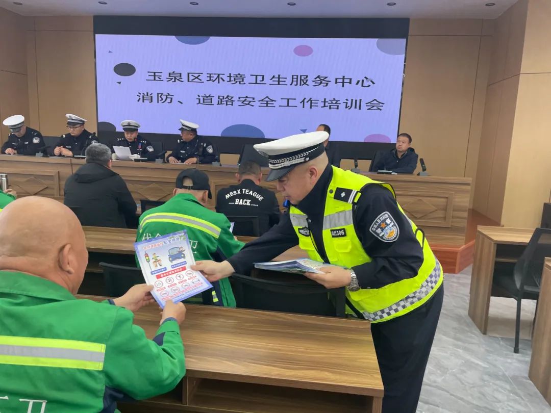 “荧光绿”守护“环卫橙” 青城交警为环卫工人“话安全”