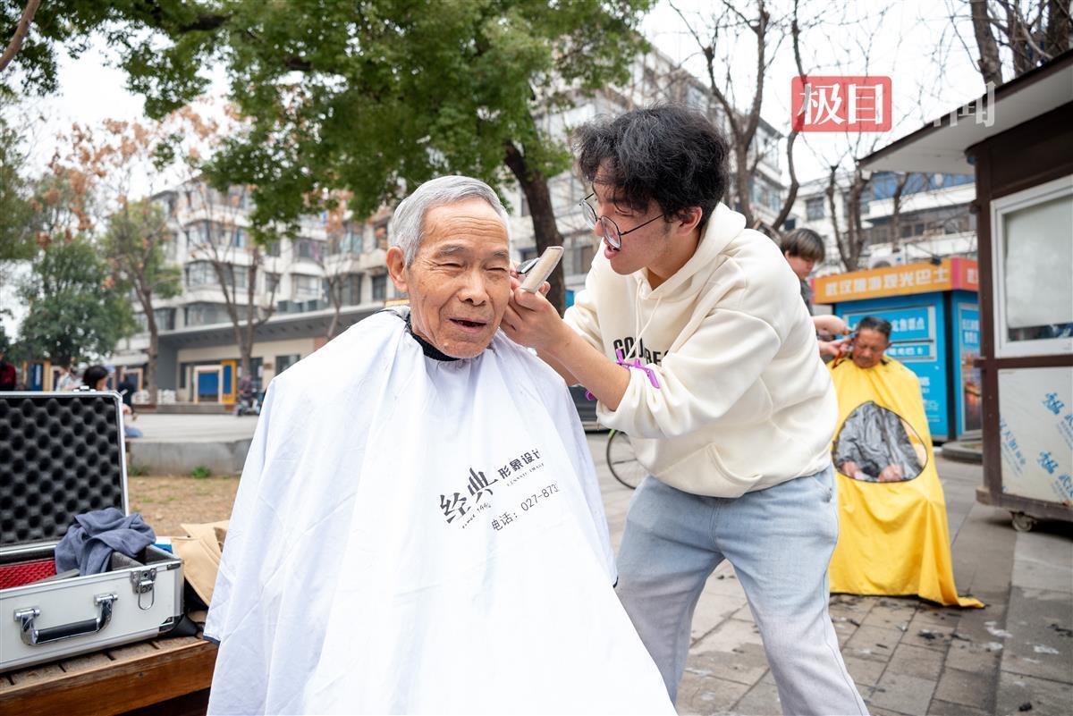 这群美发师义务为环卫工人理发