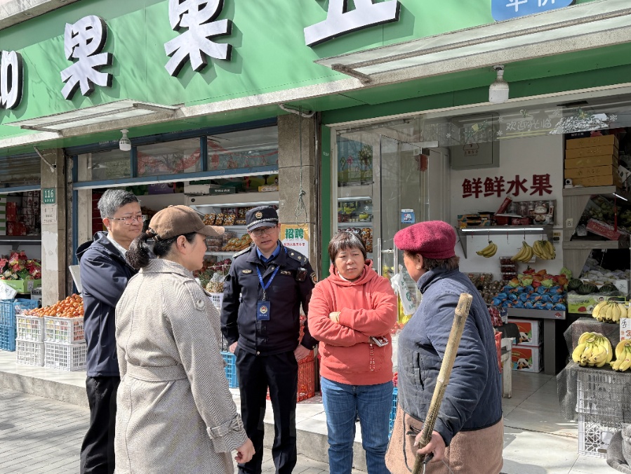 水果店垃圾“越界添乱”，他们及时为居民排忧解难
