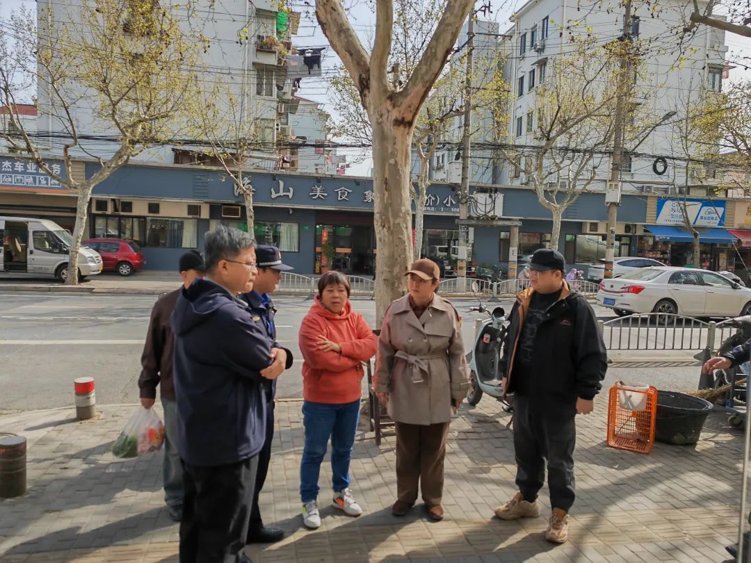 水果店垃圾“越界添乱”，他们及时为居民排忧解难