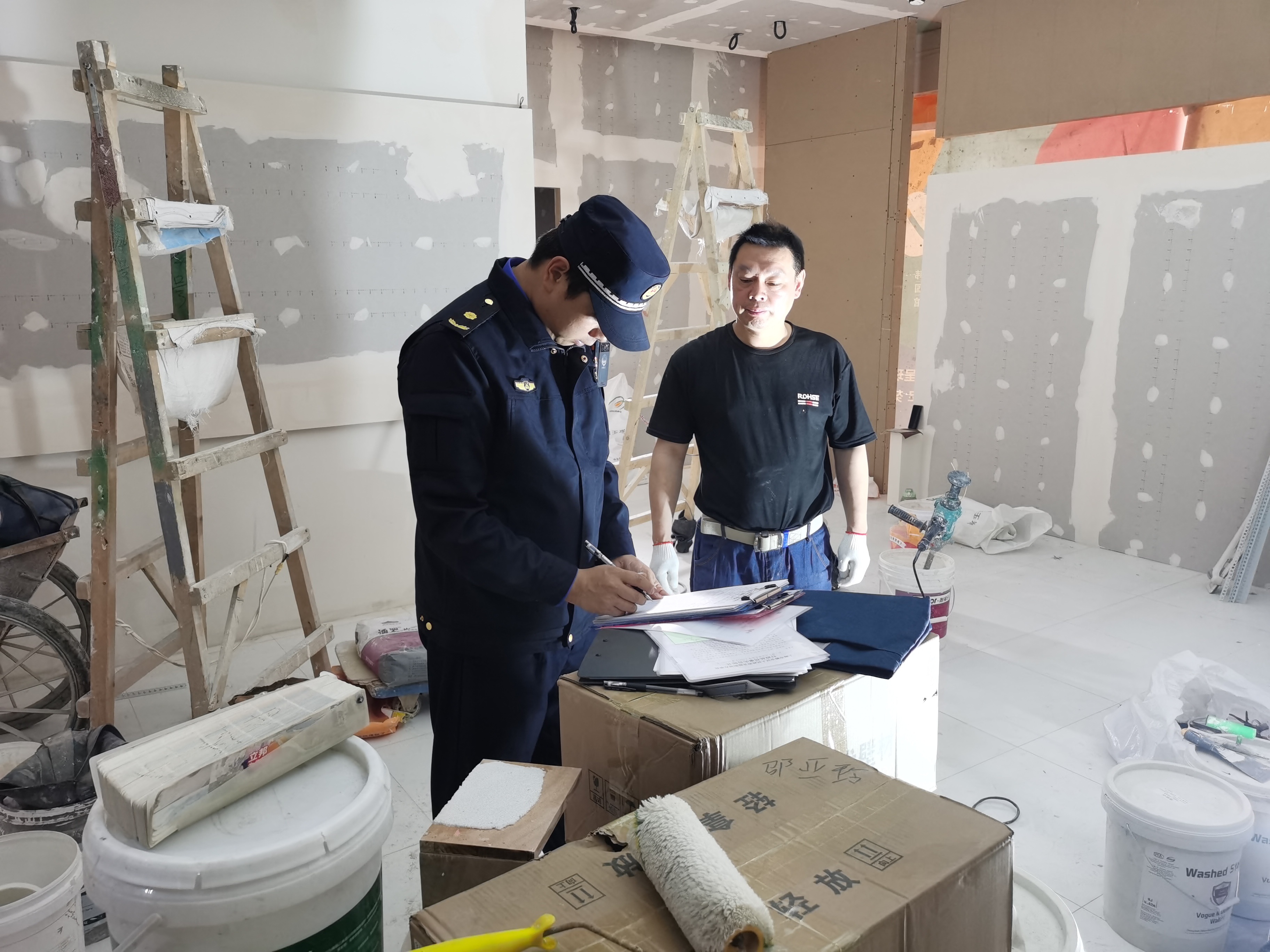 北站城管高效联动破难题，“多格合一”治理建筑垃圾乱象