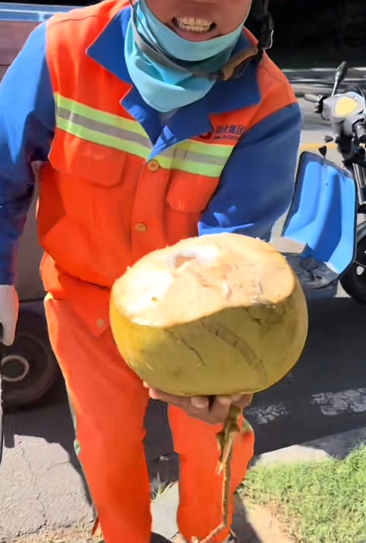 三亚环卫阿姨给游客投喂椰子，身后还有外国游客排队，当事人：阿姨很熟练，没少投喂