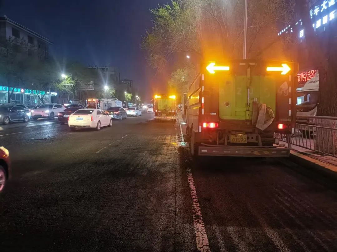 随着临沂市河东区九曲集会人流散去，一场与时间赛跑的“环境保卫战”悄然打响。4月22日晚19时，河东区综合行政执法局环卫部门组织200余名保洁员，2辆洒水车、2辆洗扫车、2辆垃圾压缩车及1辆小型辅道冲洗车在现场随时待命，以“即散即清、不留死角”的决心，全力投入场地清理工作。经过连续奋战3个多小时，累计清运垃圾10余吨，凌