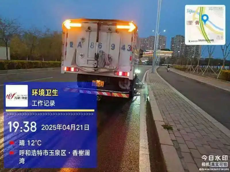 随着临沂市河东区九曲集会人流散去，一场与时间赛跑的“环境保卫战”悄然打响。4月22日晚19时，河东区综合行政执法局环卫部门组织200余名保洁员，2辆洒水车、2辆洗扫车、2辆垃圾压缩车及1辆小型辅道冲洗车在现场随时待命，以“即散即清、不留死角”的决心，全力投入场地清理工作。经过连续奋战3个多小时，累计清运垃圾10余吨，凌