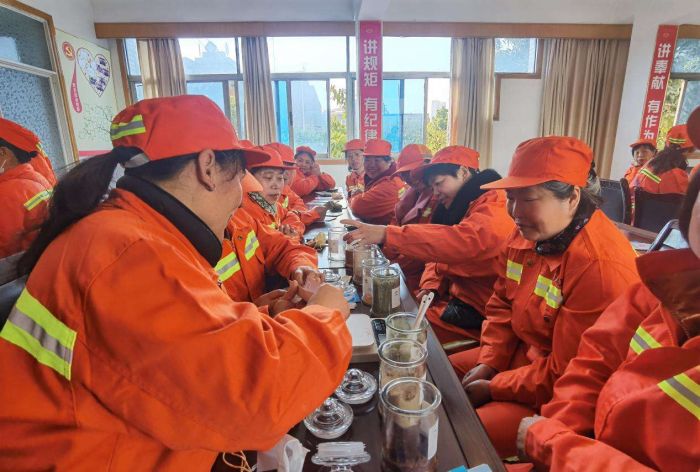 关爱环卫女工 广汉市举行“健康中国 母亲行动”主题实践活动