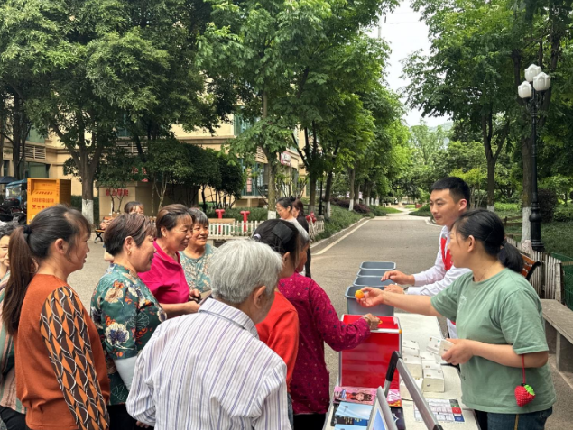 重庆巴南：李家沱街道青岩社区开展垃圾分类宣传活动