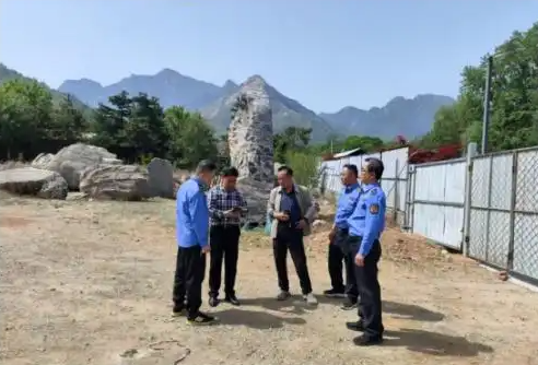 泰安市城市管理局第六服务队到泰山景区宣传督导建筑垃圾处置工作
