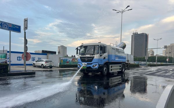 本市环卫部门开展“大清扫、大冲洗”专项行动 助力“春日经济”焕发新活力