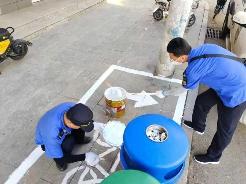 “城管蓝”“环卫橙”坚守岗位 擦亮城市文明底色