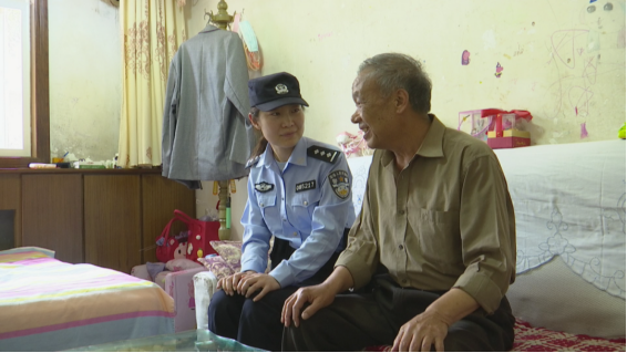 致敬坚守者 埇桥民警蓝与环卫橙的平安守护