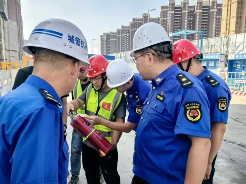 “城管蓝”“环卫橙”坚守岗位 擦亮城市文明底色