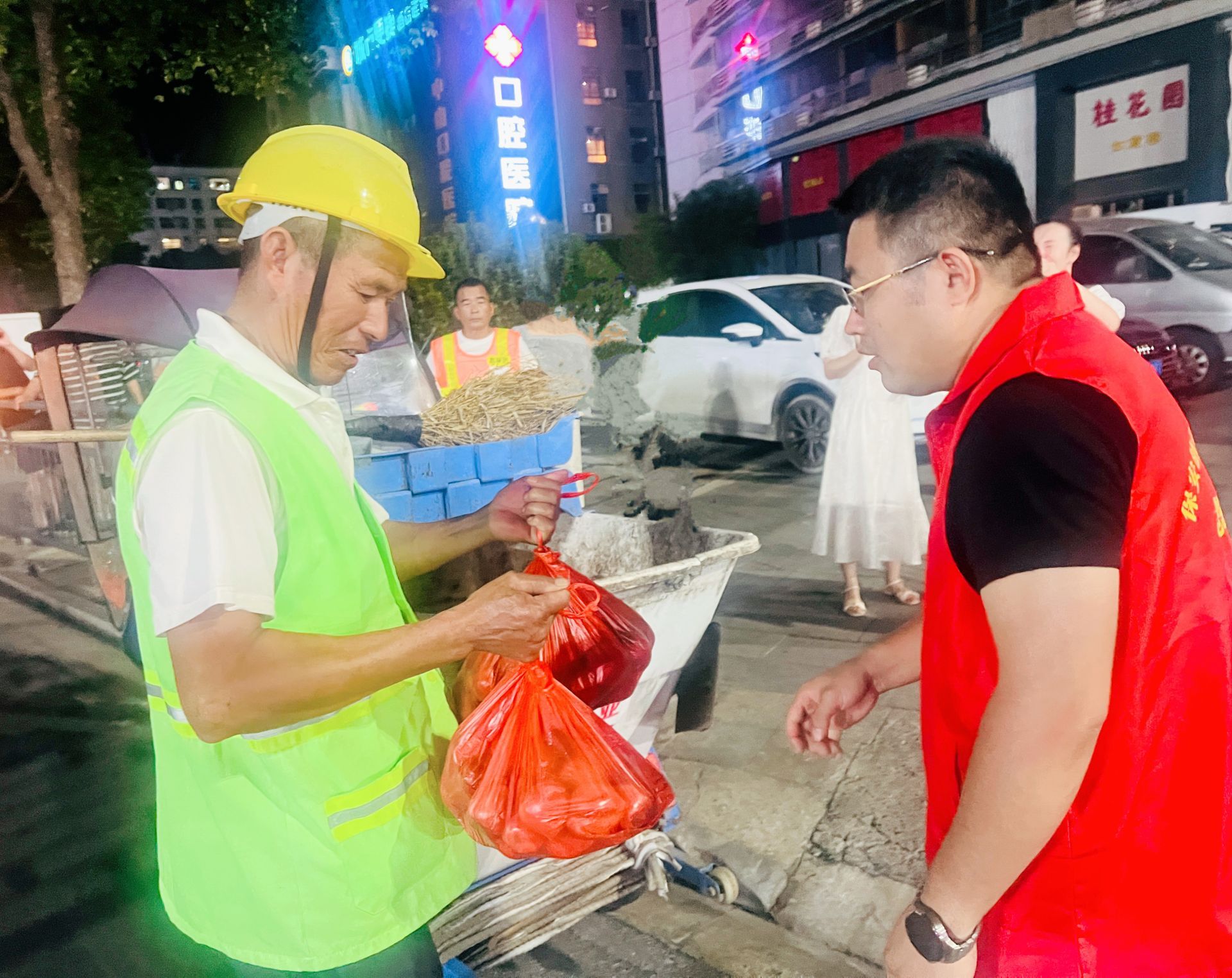 大冶：“助农+关爱”双行动 万亩桃香暖了果农心窝 浸了环卫笑颜
