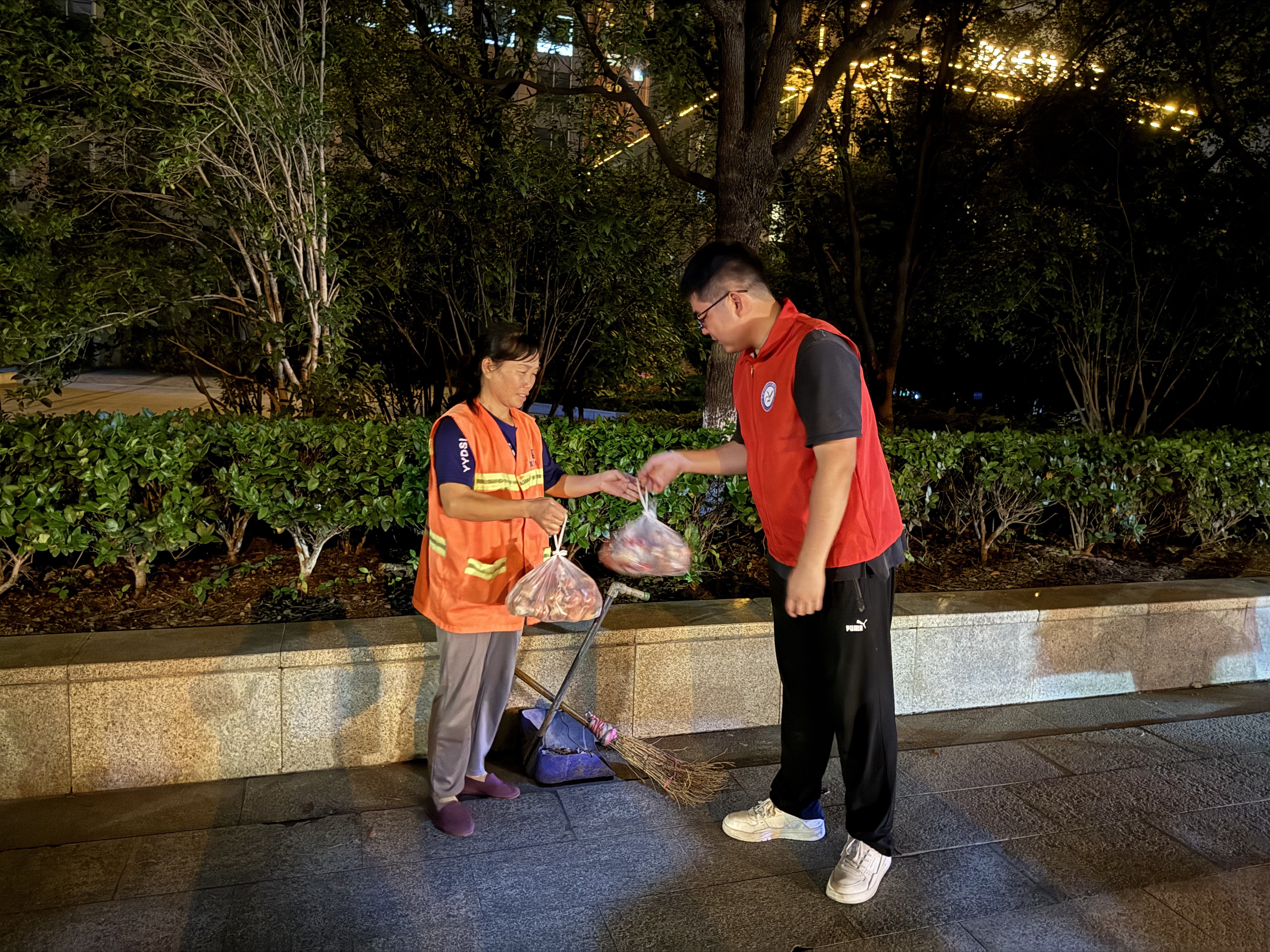 大冶：“助农+关爱”双行动 万亩桃香暖了果农心窝 浸了环卫笑颜