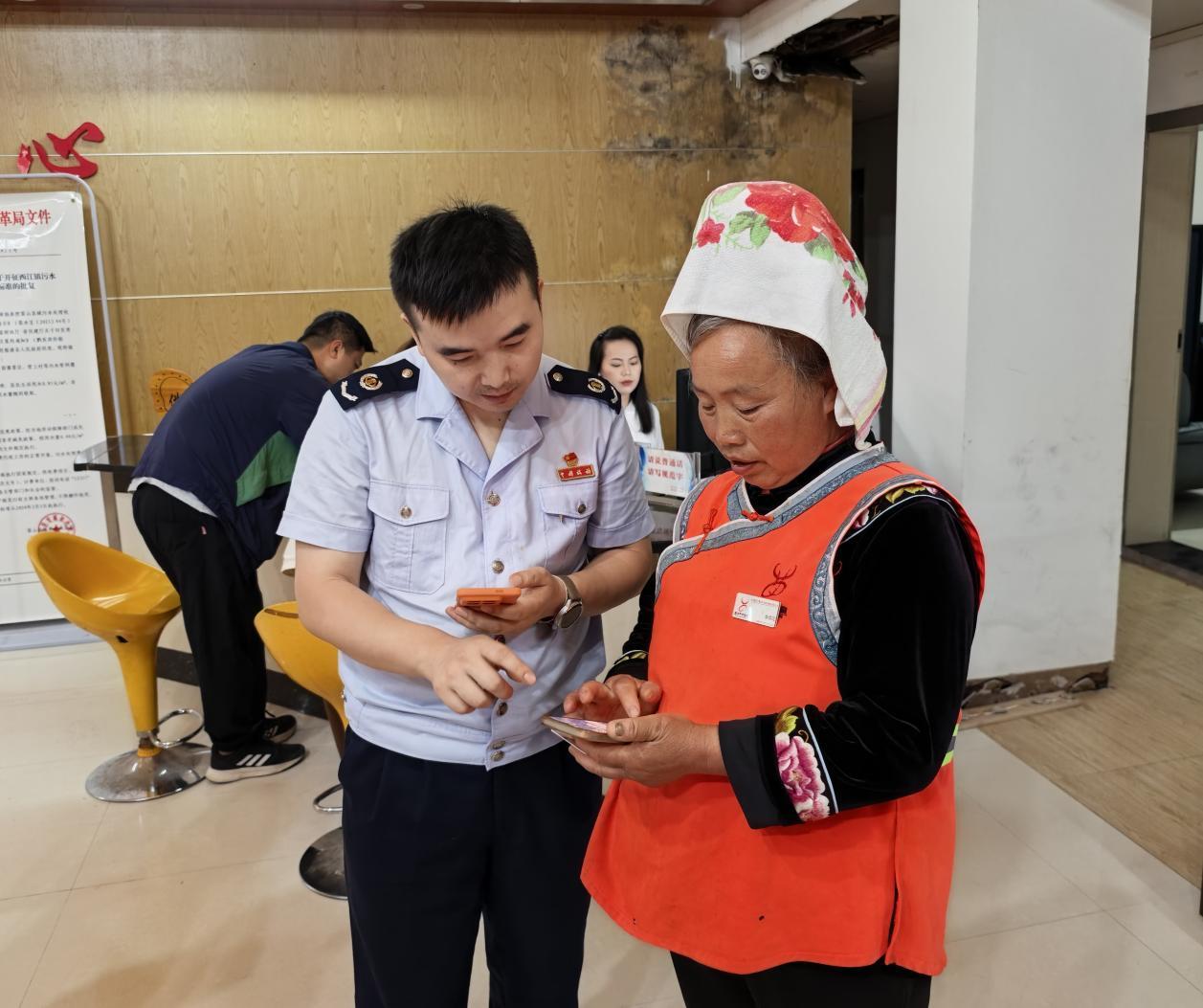 贵州雷山税务：“苗汉双语服务队”精准辅导 助环卫工人轻松办个税