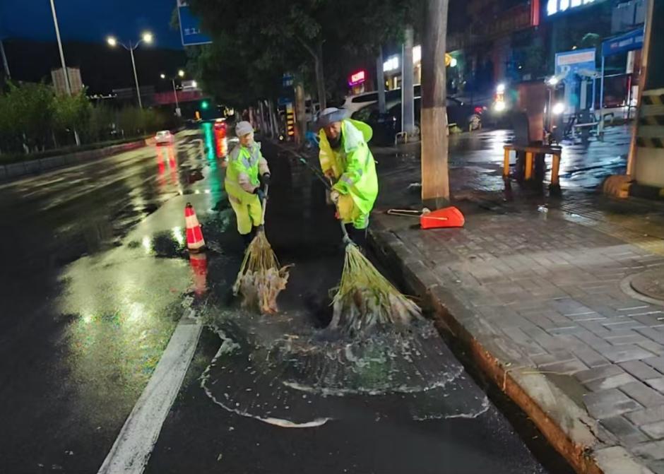 七里河区环卫服务中心雨中保畅 全力守护市民出行安全