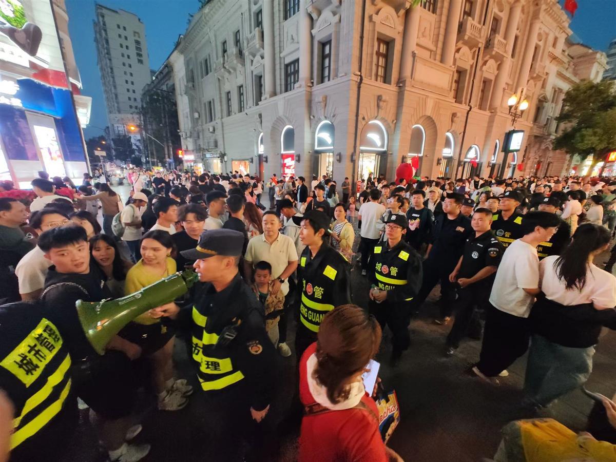 干干净净过国庆，武汉环卫工清运垃圾7.8万吨