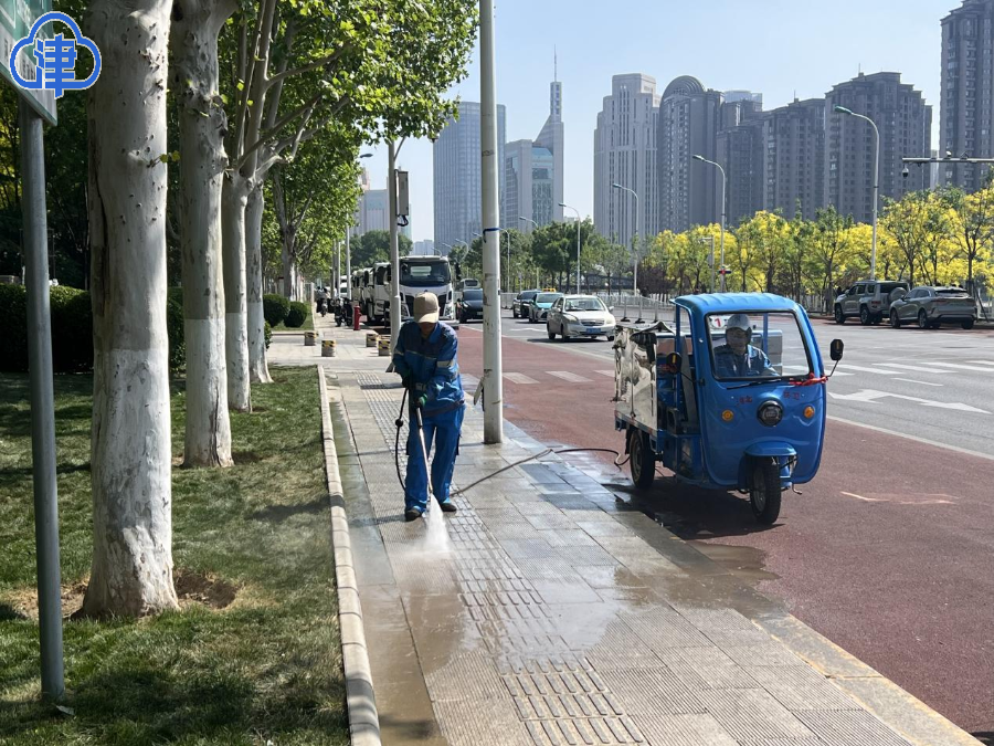 清清爽爽迎盛会 “环卫橙”加强道路河岸扫保力度