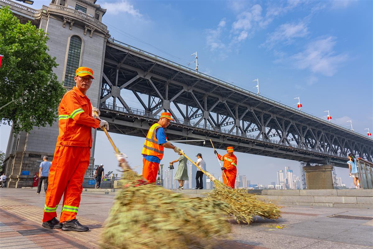 干干净净过国庆，武汉环卫工清运垃圾7.8万吨