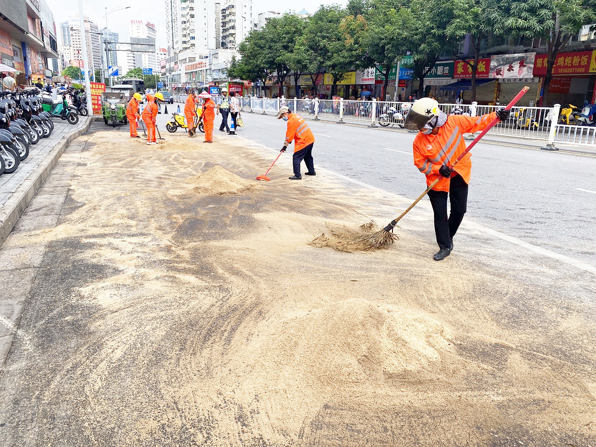 道路突发漏油事故 环卫应急队伍出动
