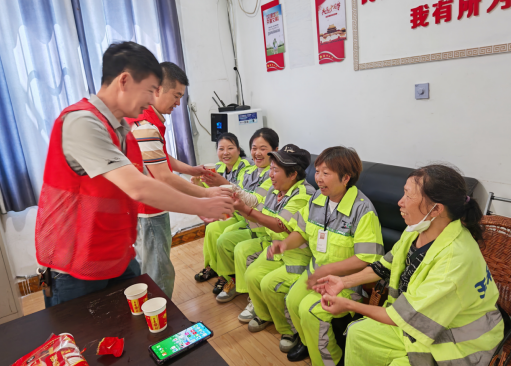 景德镇市珠山区竟成街道银坑村：致敬环卫工 驿站送清凉