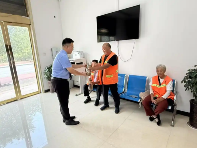 汝南县人民检察院：炎炎夏日送清凉 贴心服务环卫工