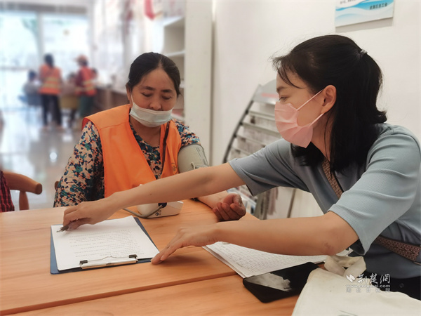 “医”心守护传递城市温暖，黄鹤楼街道为环卫工人开展暖心义诊活动