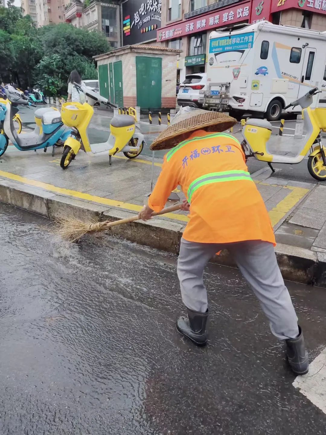 以“汛”为令，开福环卫构建“雨前、雨中、雨后”全链条保障体系
