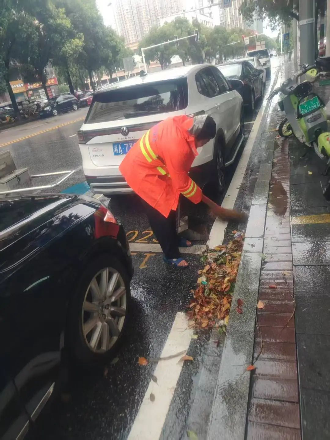 以“汛”为令，开福环卫构建“雨前、雨中、雨后”全链条保障体系