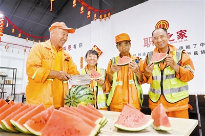 南开区城管委保障环卫工人健康安全