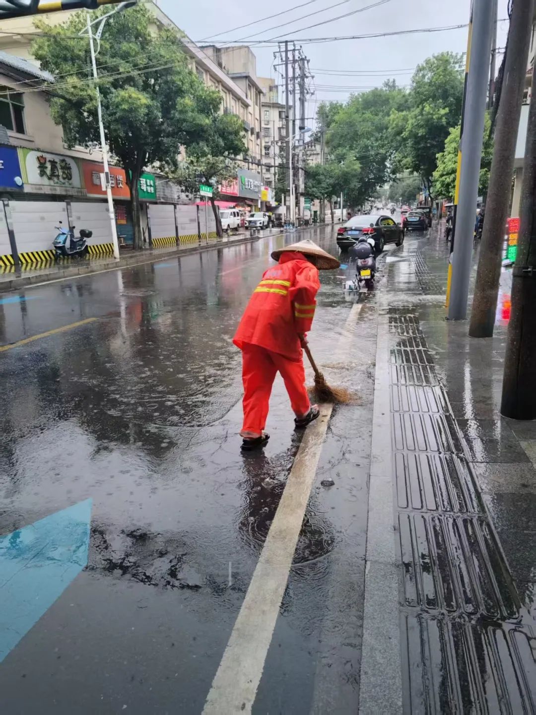 以“汛”为令，开福环卫构建“雨前、雨中、雨后”全链条保障体系