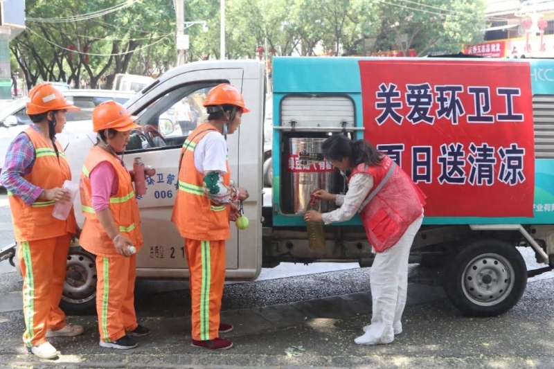韩城：心系环卫工 盛夏送清凉