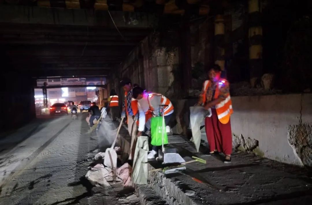西秀区城管局|水泥污染路面 环卫工人紧急处理