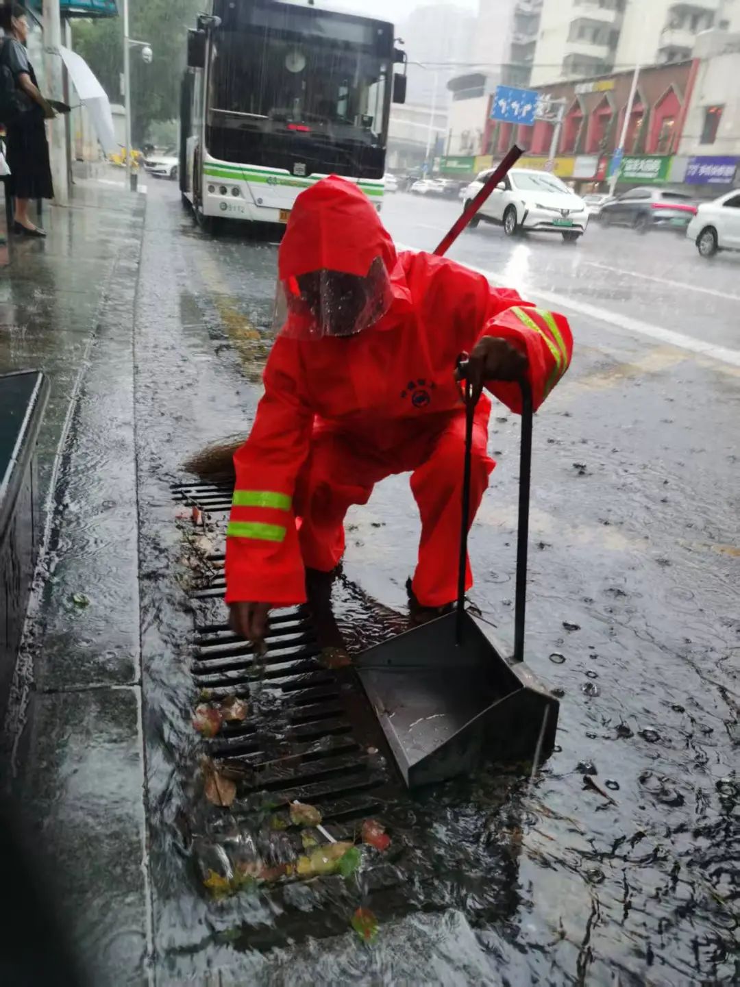 以“汛”为令，开福环卫构建“雨前、雨中、雨后”全链条保障体系
