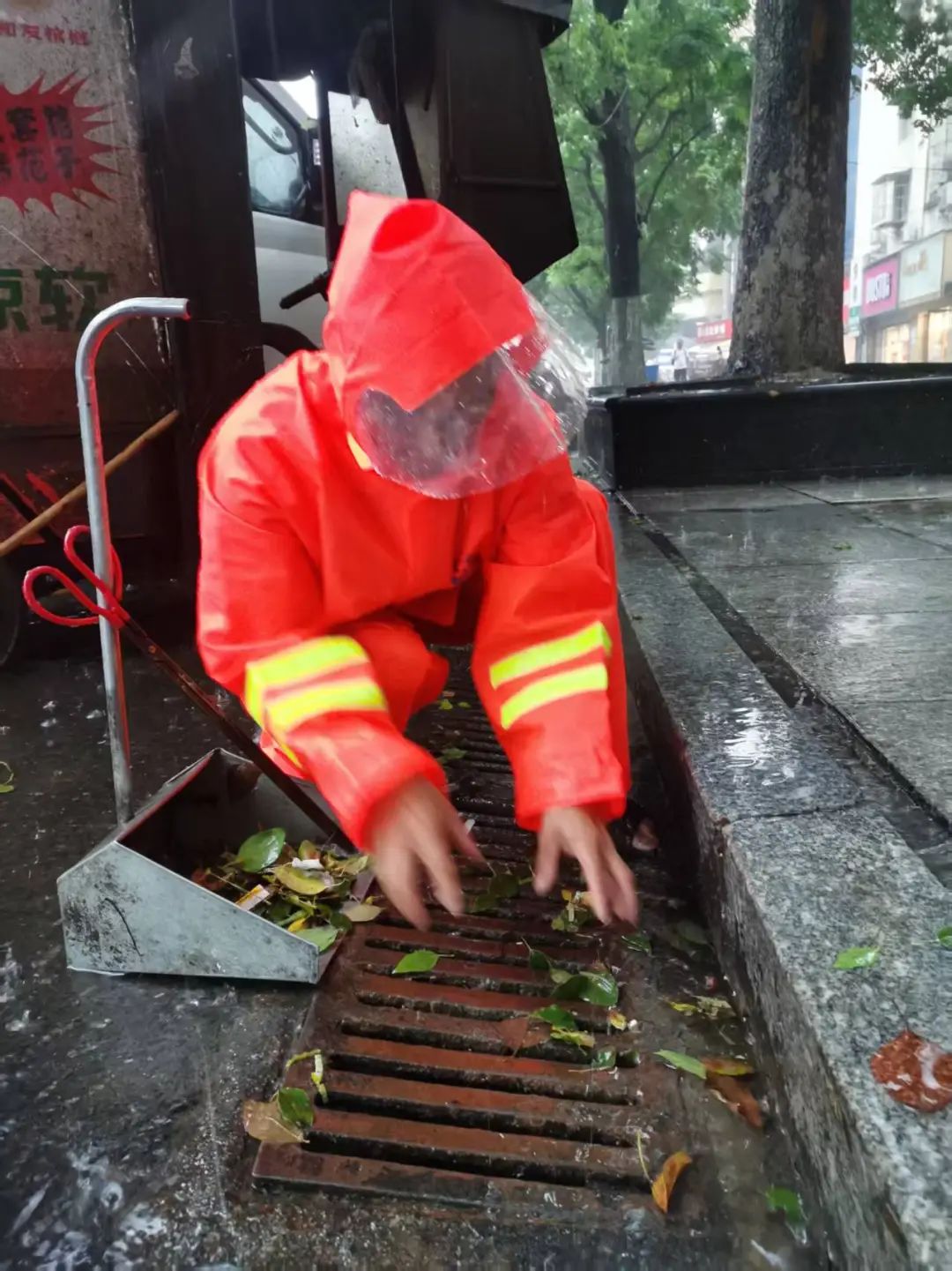 以“汛”为令，开福环卫构建“雨前、雨中、雨后”全链条保障体系