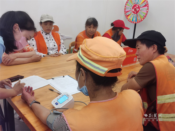 “医”心守护传递城市温暖，黄鹤楼街道为环卫工人开展暖心义诊活动