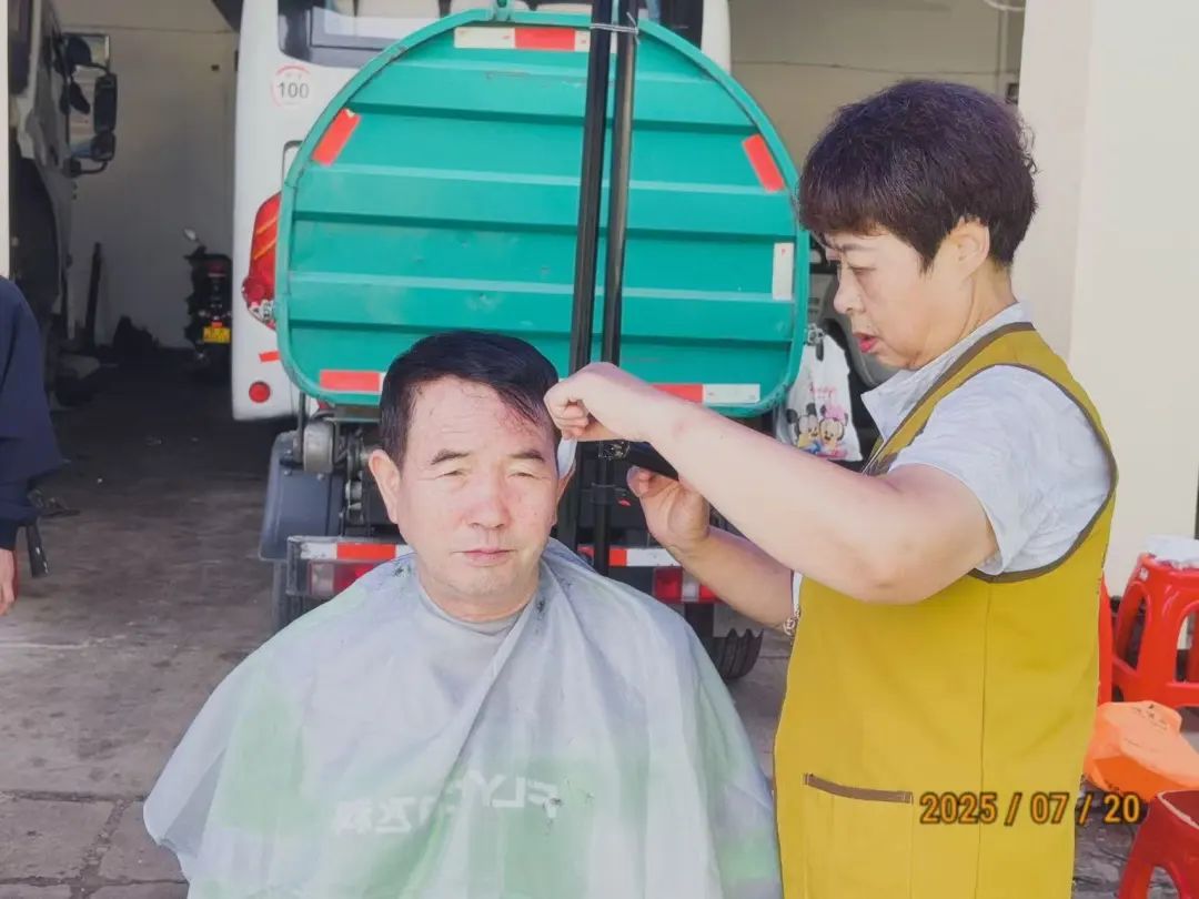 炎炎夏日送清凉 情系环卫暖人心