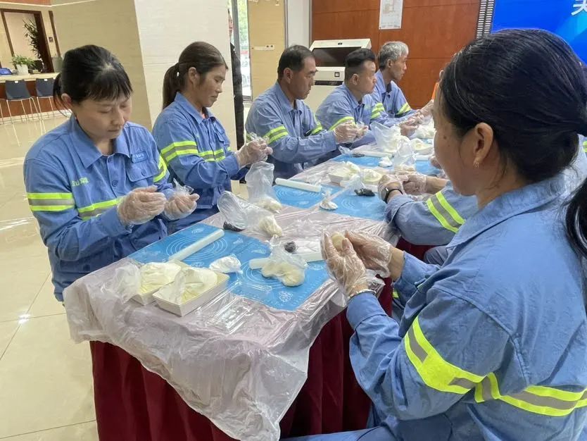 酷暑送清凉，这份“雪媚娘”包裹着整座城市对环卫工人的爱