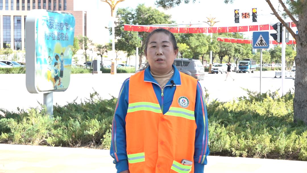 国庆我在岗丨环卫工人守护环境焕新颜