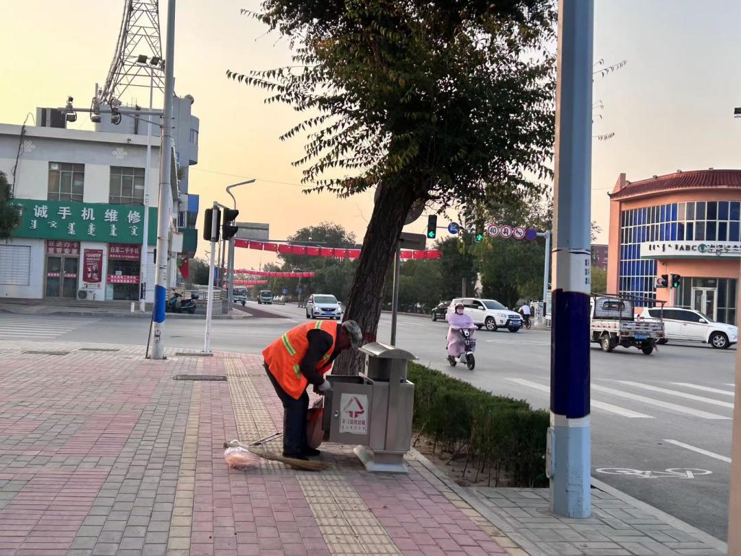 国庆我在岗丨环卫工人守护环境焕新颜