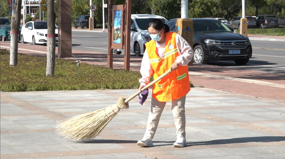 国庆我在岗丨环卫工人守护环境焕新颜