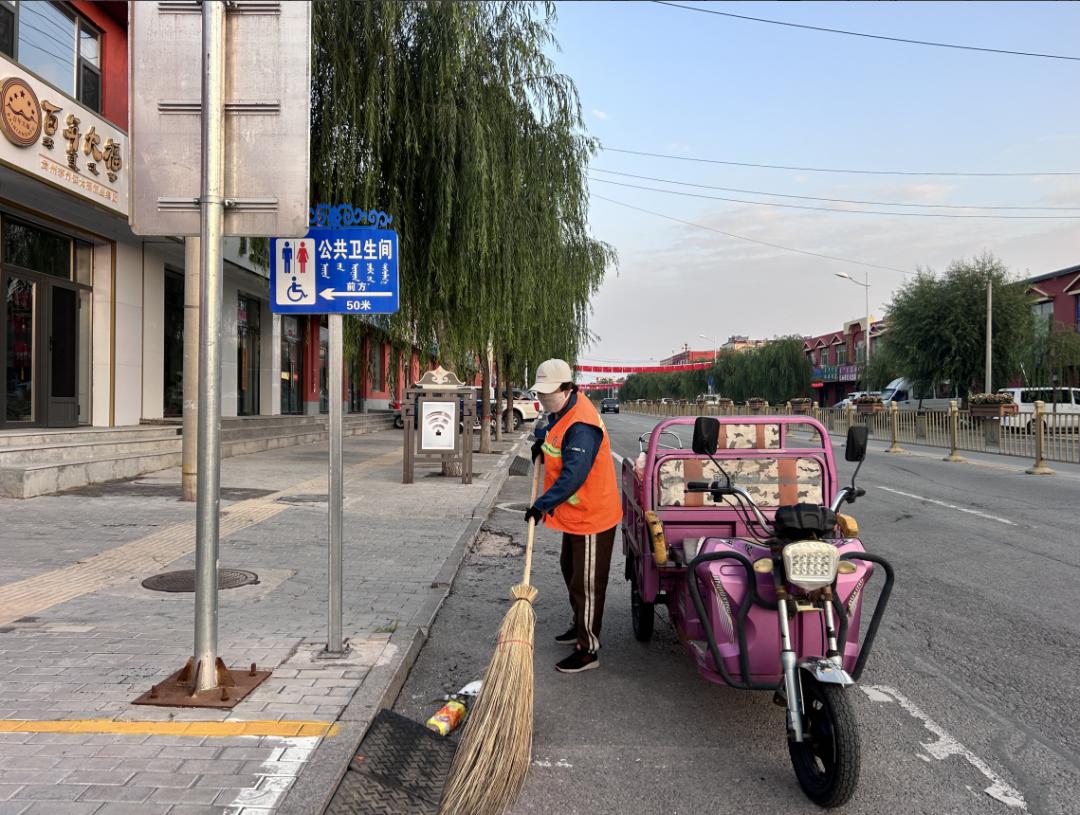 国庆我在岗丨环卫工人守护环境焕新颜
