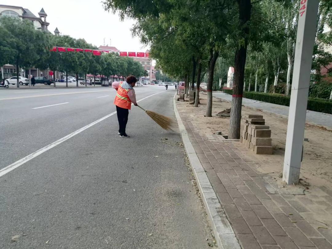 国庆我在岗丨环卫工人守护环境焕新颜
