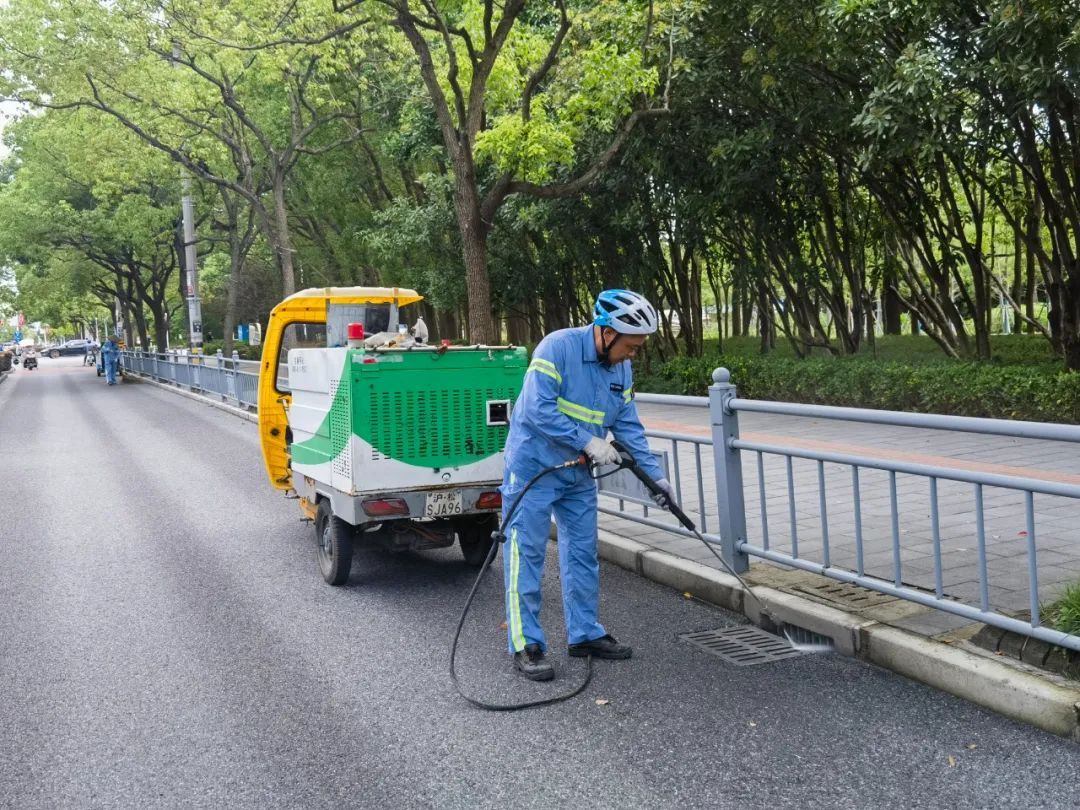 清理窨井、修剪树枝，松江环卫园林工人全力备战台风