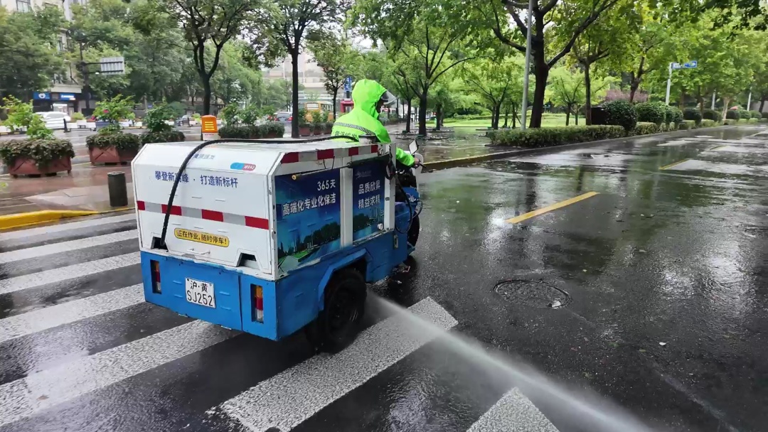 台风天里的城市守护者：环卫工人筑牢路面畅通防线