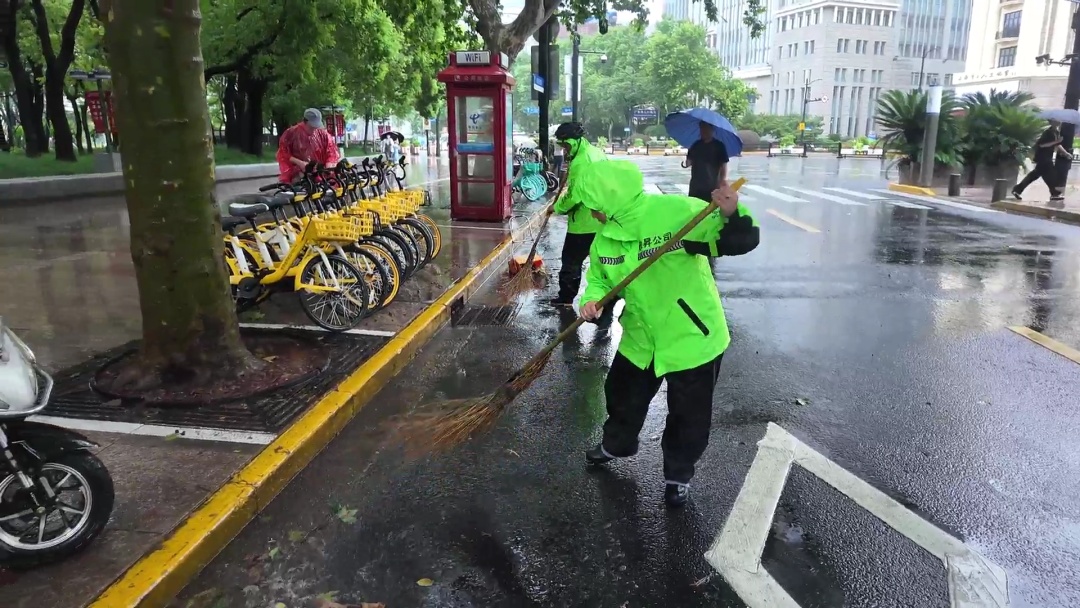 台风天里的城市守护者：环卫工人筑牢路面畅通防线