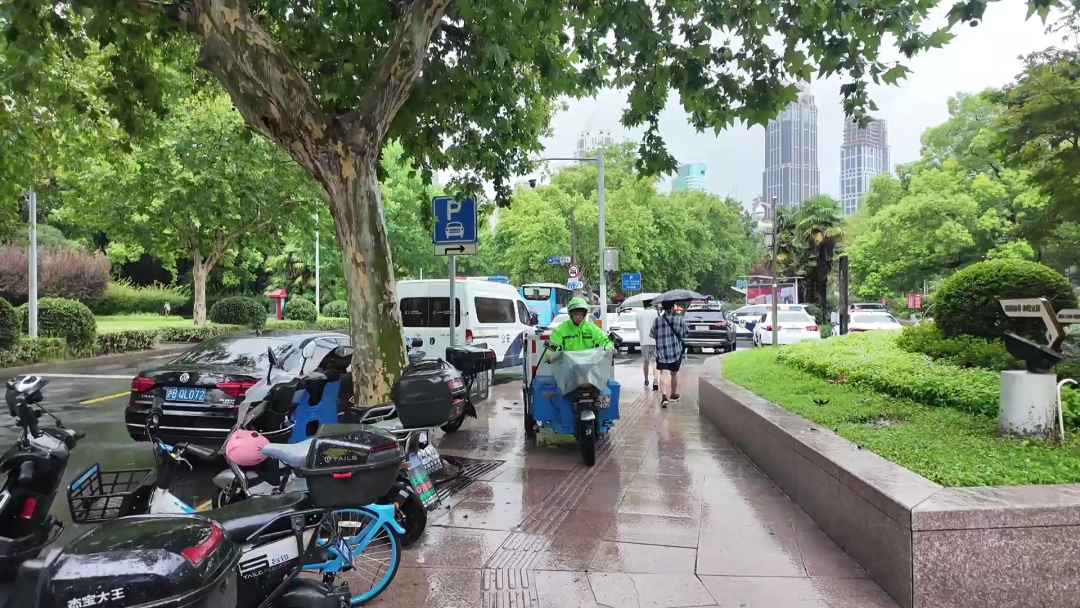 台风天里的城市守护者：环卫工人筑牢路面畅通防线