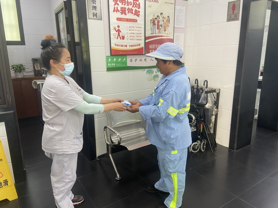 浦东公厕再添“清凉补给”，为环卫工人撑起“防暑绿荫”