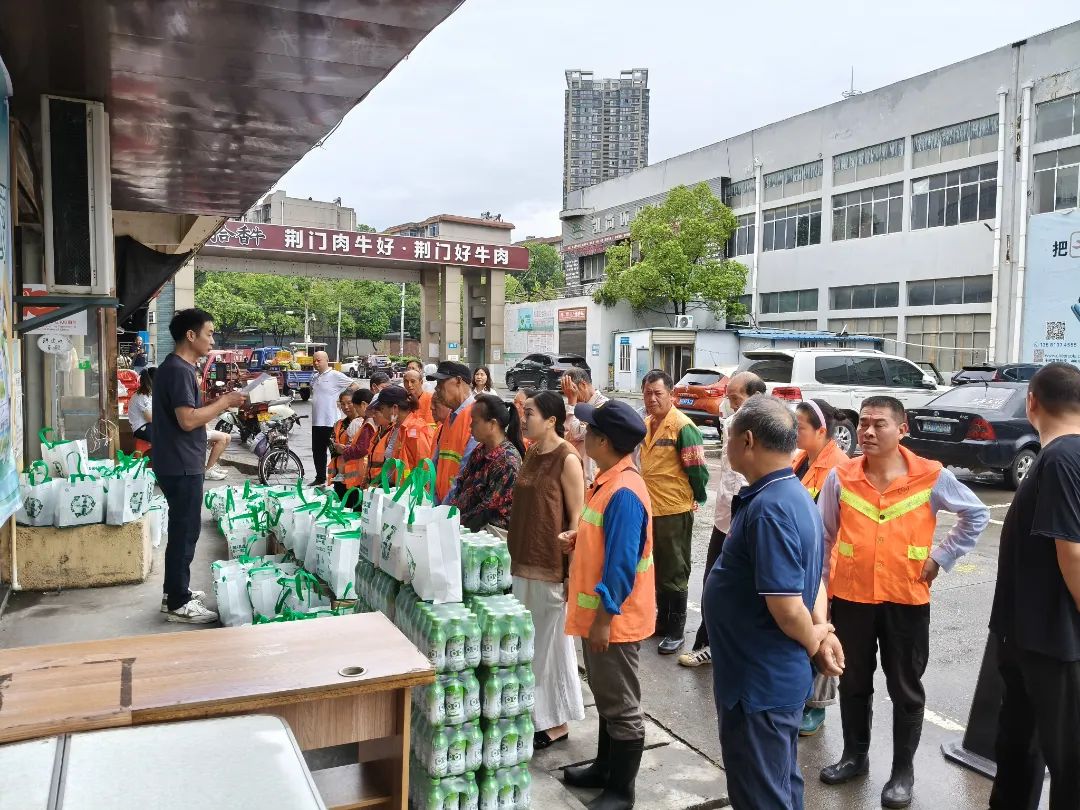 荆门市白庙街道东站社区爱心商户情系环卫工 炎炎夏日送清凉