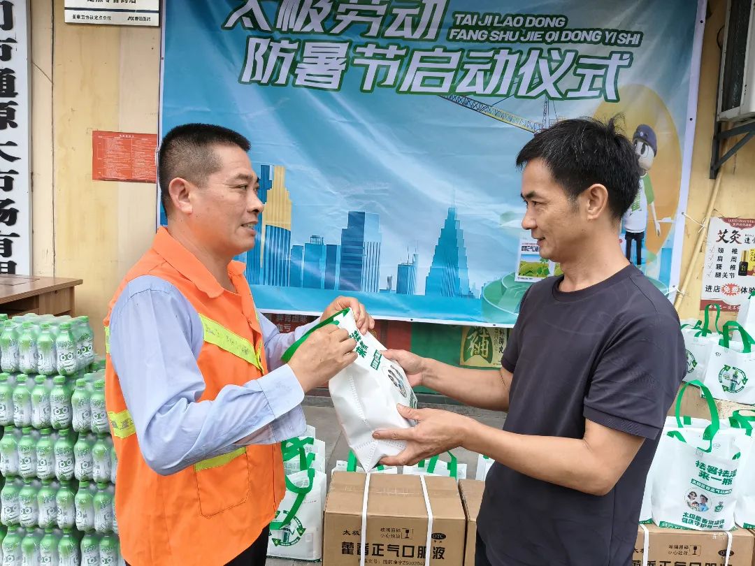 荆门市白庙街道东站社区爱心商户情系环卫工 炎炎夏日送清凉
